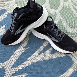 Brooks Women's Levitate 4 Running Shoe Black Blackened Pearl White  Sz 8M